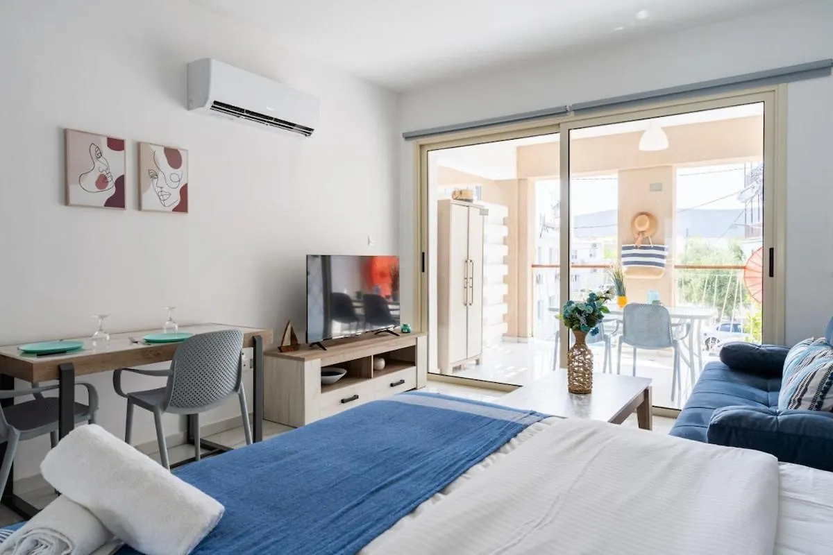 Sunny Side Studio W Terrace In Larnaca Lejlighed