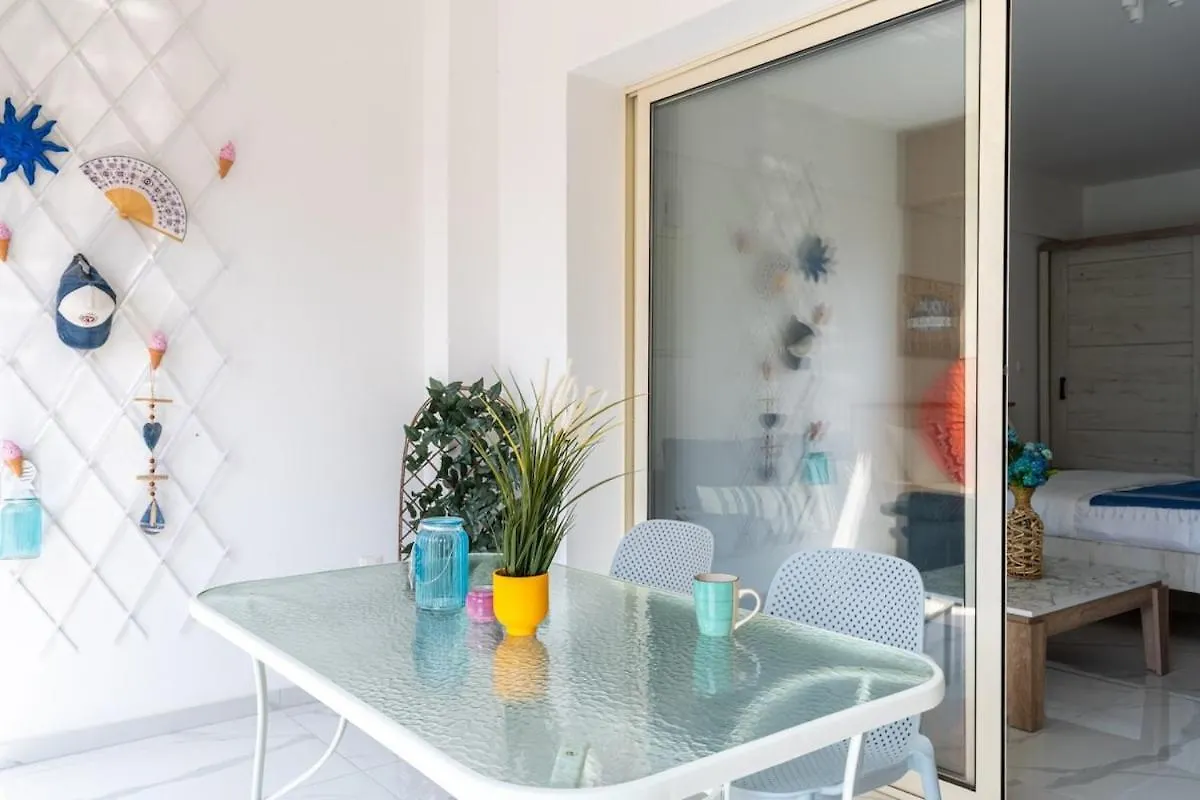 Sunny Side Studio W Terrace In Larnaca 0*,  Cypern
