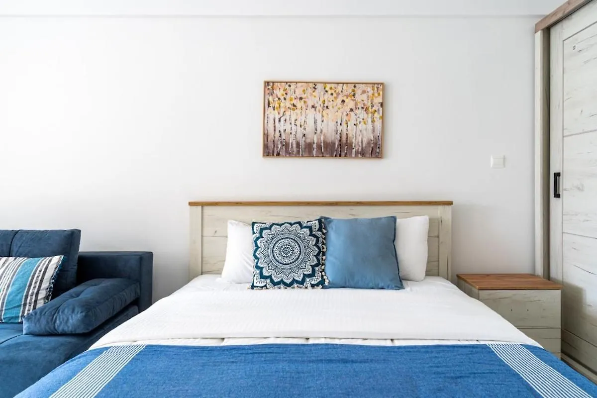 Sunny Side Studio W Terrace In Larnaca Lejlighed