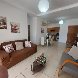 Sunny 2 Bedroom Center Apartament